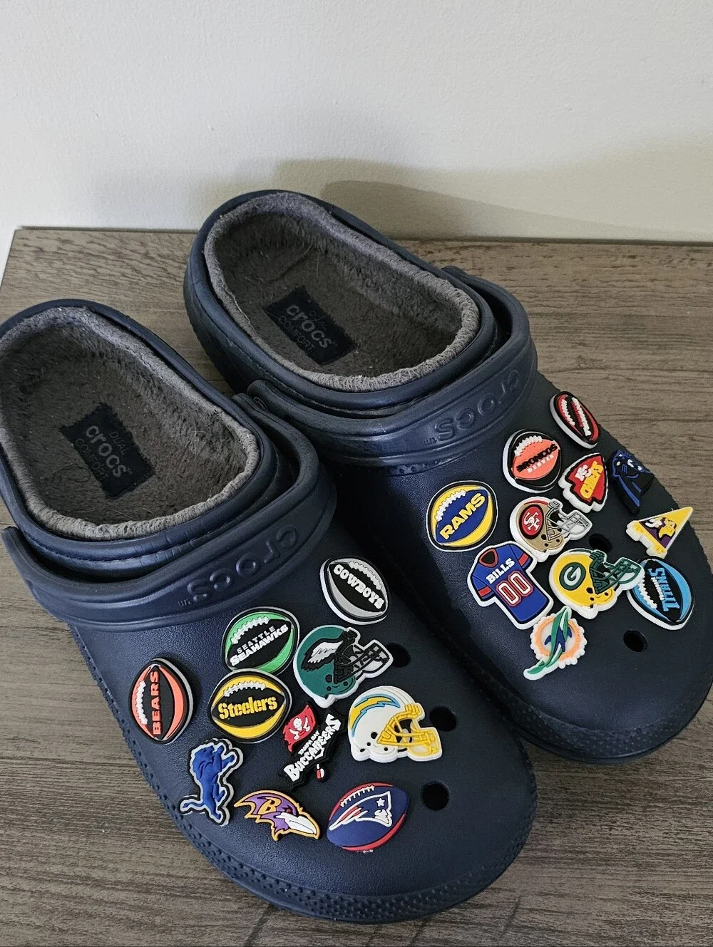 CROCS Men Navy Blue Plush Lined Clog NFL Football Team Charms Men Size 11